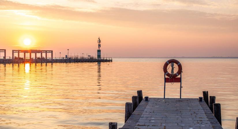 Életveszélyes dolgot művelnek a gyerekek a Balaton partján, azonnal szólj ha ezt látod
