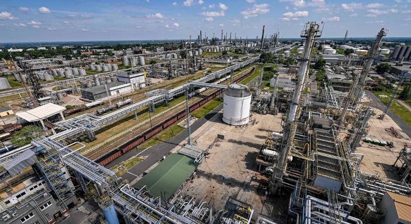 Dől a füst a Mol százhalombattai olajfinomítójából