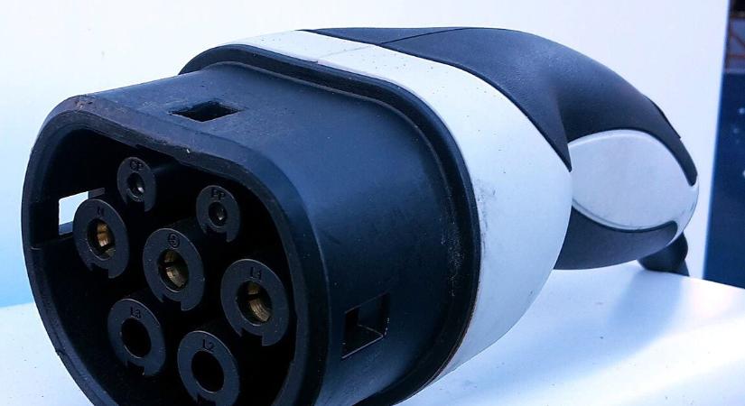 Új állami támogatás kellene az otthoni elektromos autótöltők telepítéséhez