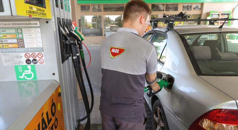 Tökéletes időzítés a nyaralásra: sorozatban ötödik alkalommal csökkennek az üzemanyagárak
