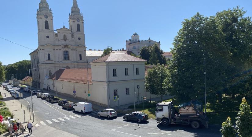 Baleset a 82-esen: kamion és személyautó ütközött a Bakonyban, óriási a torlódás (videó)