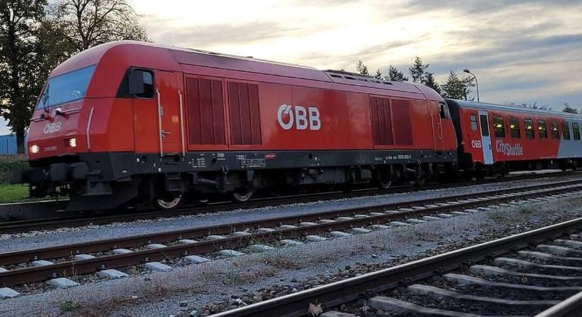 Vonatpótló buszok közlekednek, ezen az osztrák vasútvonaton