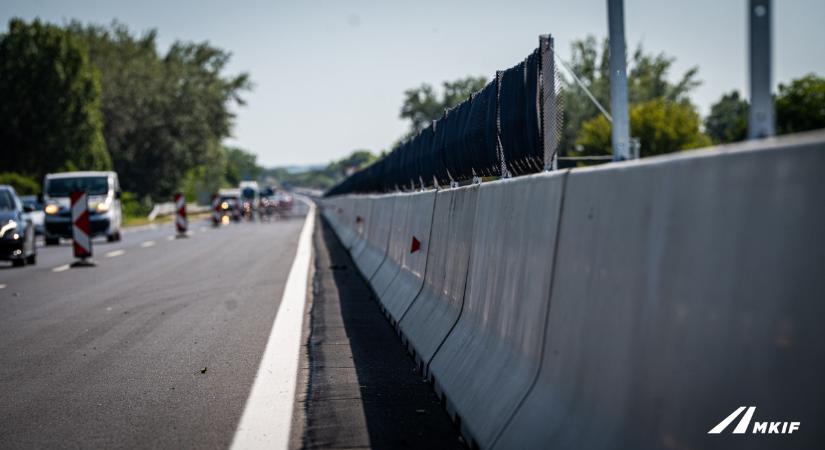 Betonelemeket pakolnak az M7-esen a Balatonnál – itt a menetrend, mikor kell dugókra számítani