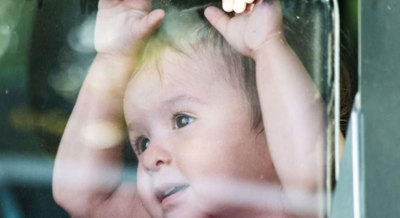 Rémálom Várpalotán: 4 hónapos baba maradt a tűzforró autóban