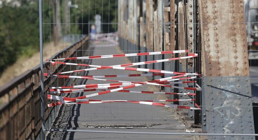 Lezárták a Gubacsi hídon beszakadt járdaszakaszt – Fotókon mutatjuk, hogy néz ki most a hírhedten borzalmas állapotban lévő átjáró
