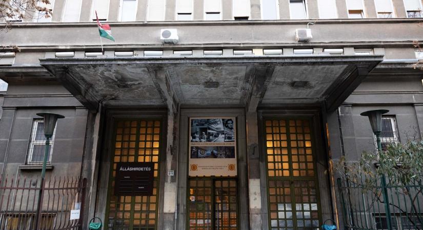 Dr. Kulja András csótányoktól hemzsegő kórtermi fotókat osztott meg a Péterfy Sándor utcai kórházról