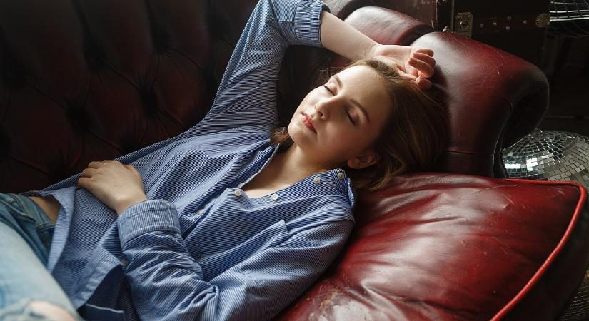 Kanapén elalvók klubja: lustaság, stressz vagy tudatalatti menekülés?