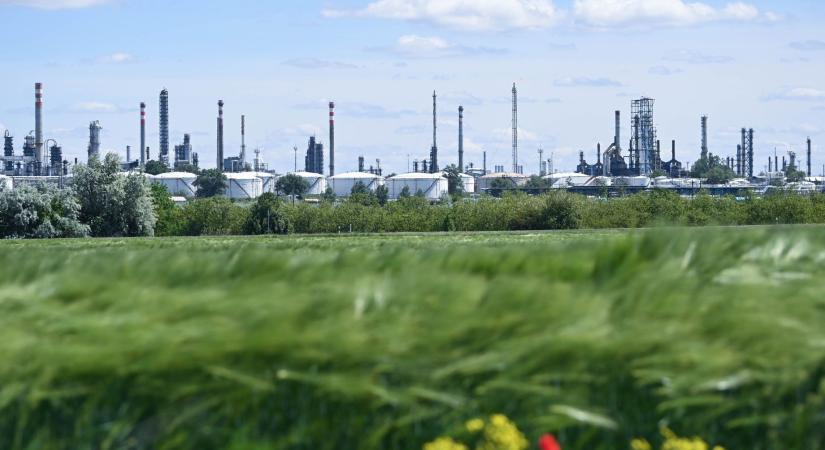 Ömlik a füst a Mol százhalombattai finomítójából