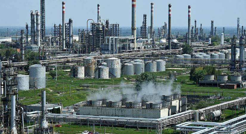 Dől a fekete füst a Mol dunai finómítójából