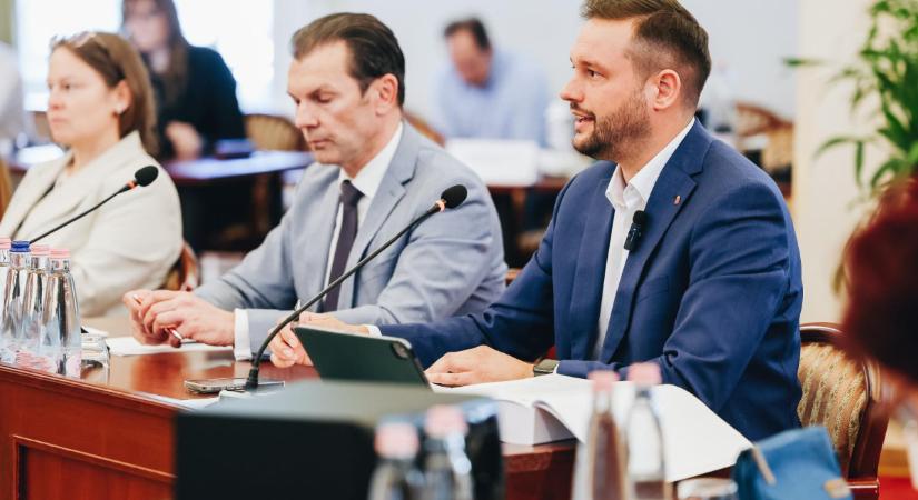 Karácsonnyal együtt nemet mondtak a DK képviselői a Tisza politikai haverjaira