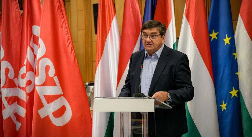 Visszatér a politikába a kamerát „megfejelő" Vörös Bölény (videóval)