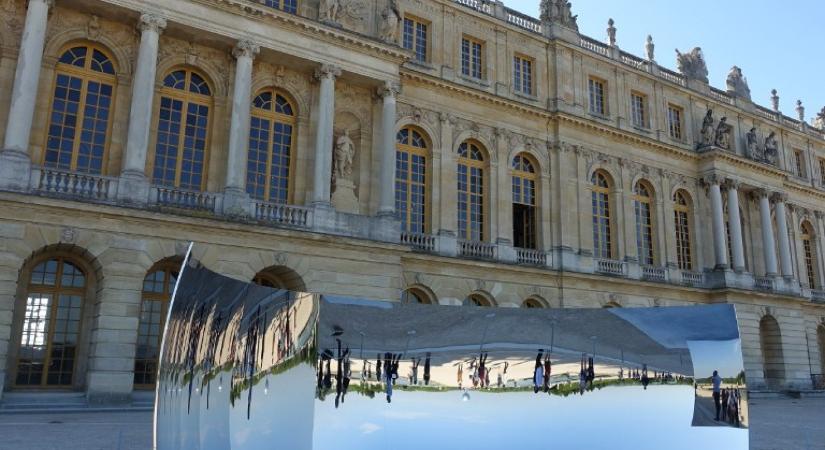 A hőségre panaszkott egy tízéves amerikai kislány a Versailles-i palota udvarán, majd összeesett és meghalt