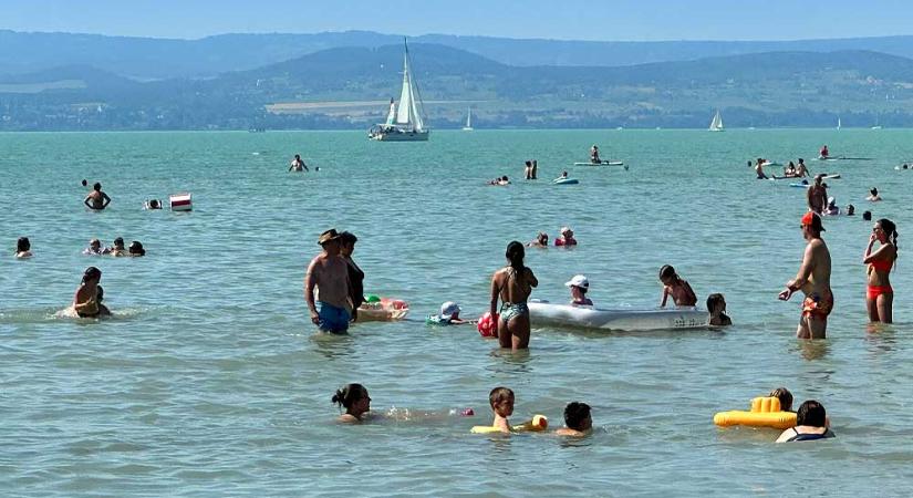 Életveszélyes dolgot művelnek a gyerekek a Balatonban, súlyos sérülést okozhatnak, combnyaktörés is lehet a vége