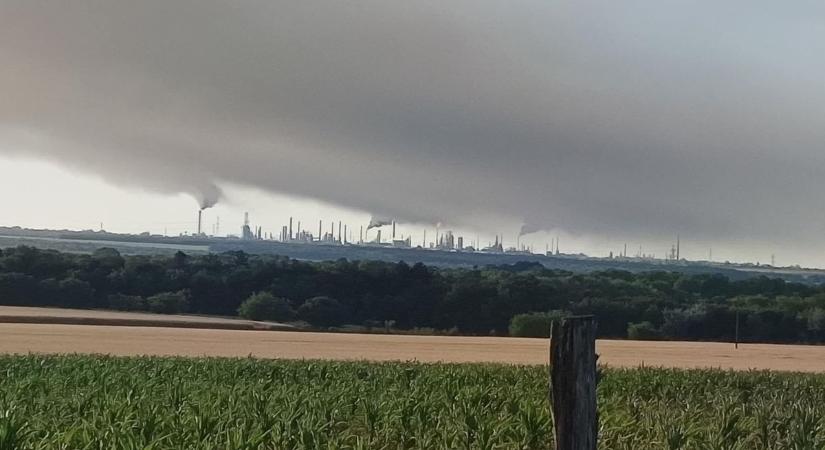 Reagált a MOL: Kiderült, mi áll az okádó fekete füst hátterében (hivatalos)
