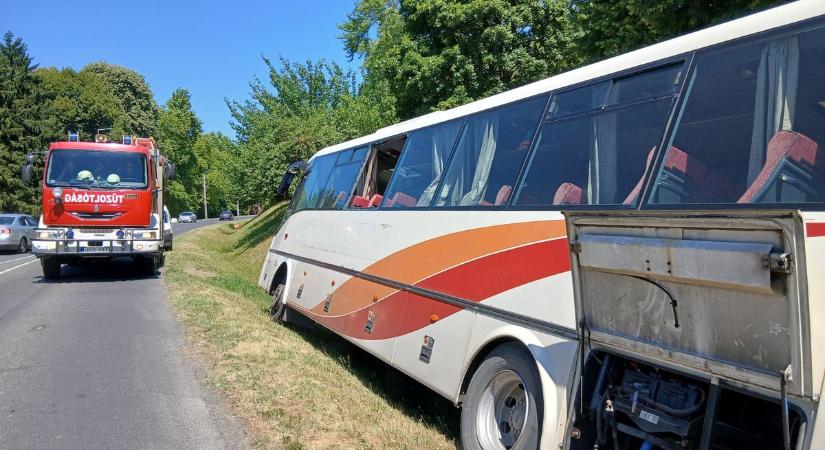 Árokba borult egy busz Zalakaroson (galéria)