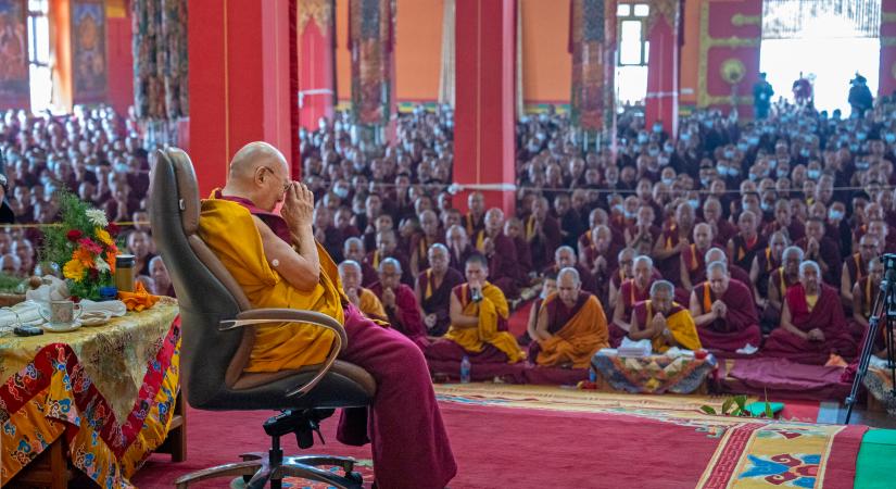 A 90 éves dalai láma kizárta, hogy Kína dönthessen majd az utódlásáról