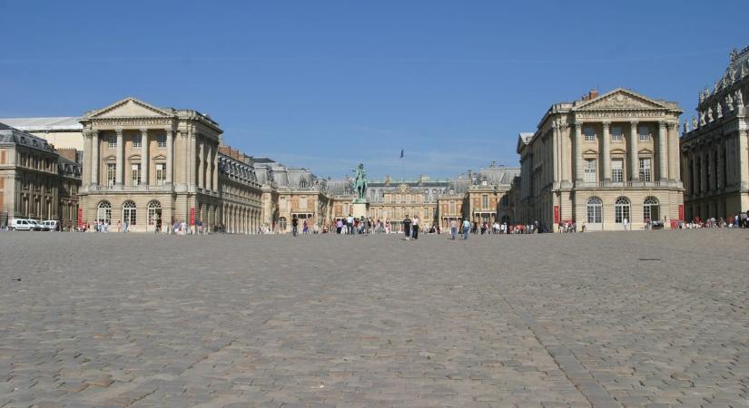 Meghalt egy kislány a Versailles-i palota udvarán, miután a melegre panaszkodott