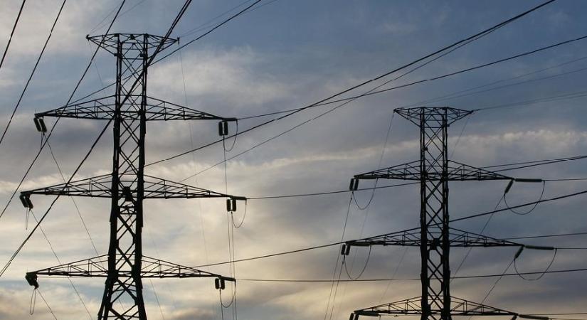 Megerősítik a 400 kV-os távvezeték oszloplábait Szolnoknál – több száz oszlop érintett