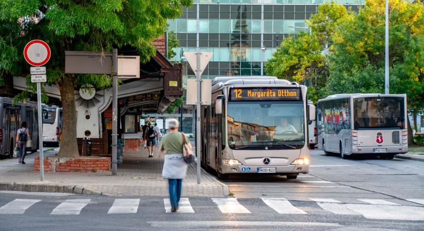 A vízosztást ivókúttal és párakapukkal váltják fel a buszállomáson
