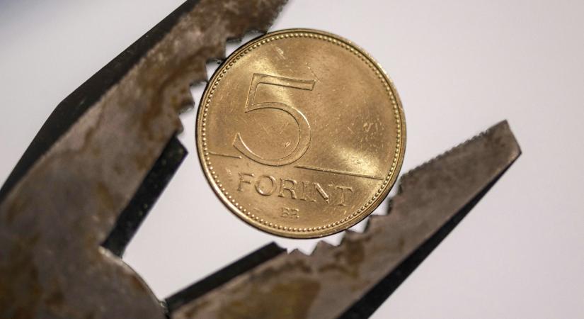 Az állami alkalmazottakon spórol a kormány, nehogy mások érezzék a megszorítást