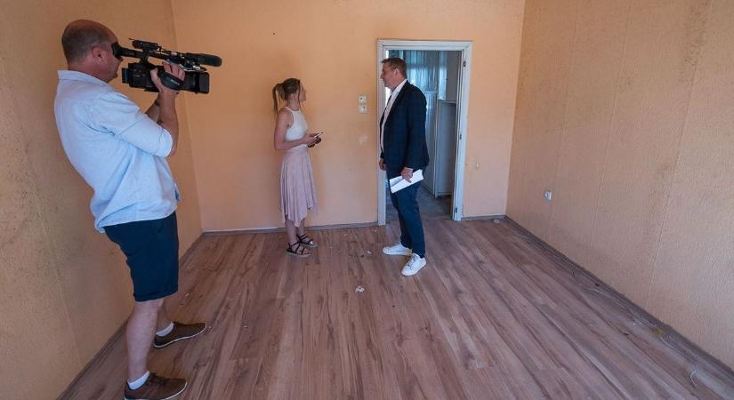Újabb szolgálati lakás szépült meg, de egy horrortanyát is megmutattak az egri garzonházban – fotókkal, videóval