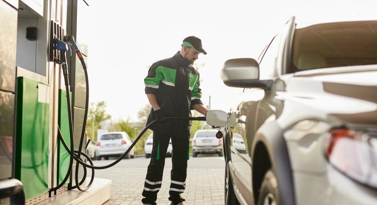 Csütörtökön is csökken – de csak az egyik üzemanyagára