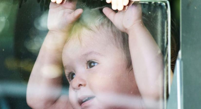 4 hónapos baba maradt a tűzforró autóban