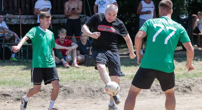 Strandfocibajnokság, snapszer, darts a Rába-parton - képgalériával