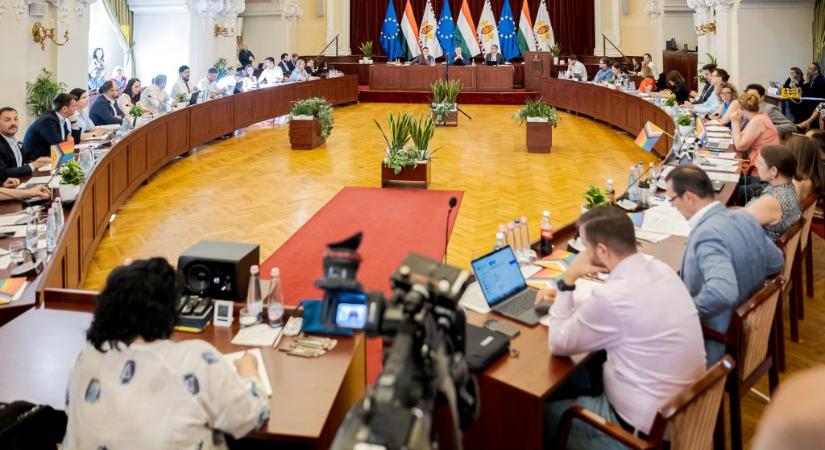 DK: a Tisza Párt kóklereket akart kinevezni fővárosi cégek élére