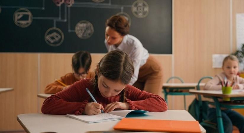 Jó hír: idén és jövőre is emelkedik a tanárok és az óvónők bére