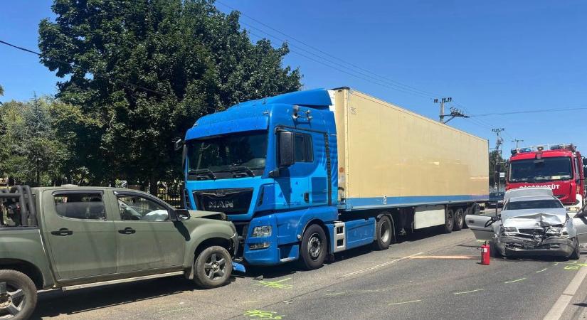 Baleset miatt lezárták Pécsen a 6-os út belterületi szakaszának egy részét (helyszíni fotók) - FRISSÍTVE!