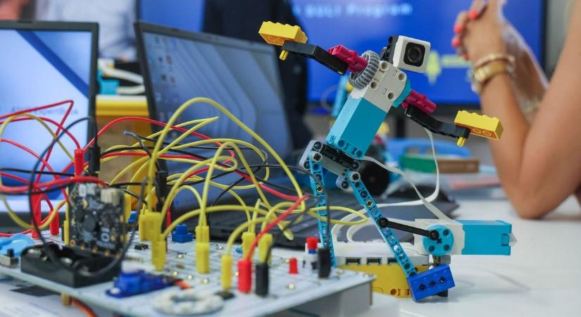 Digitális álomtantermet kap több iskola