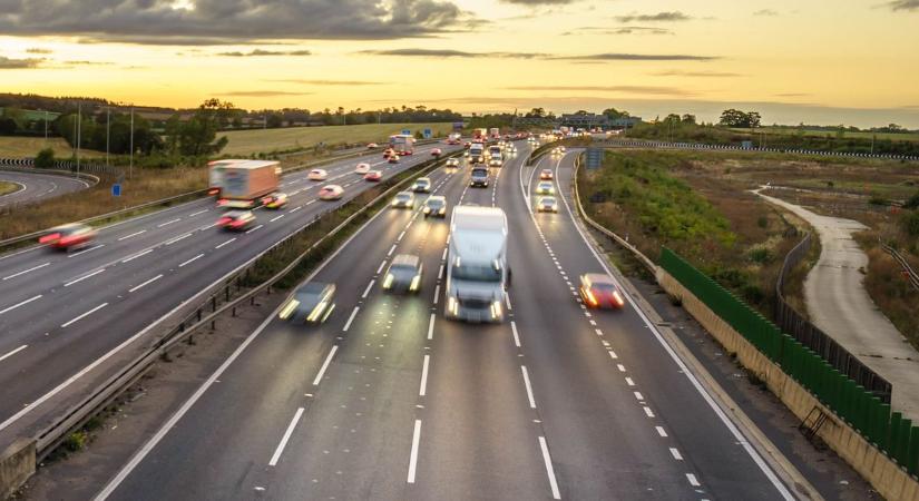 Kigyulladt a növényzet, ezért lezárták az M1-es autópályát