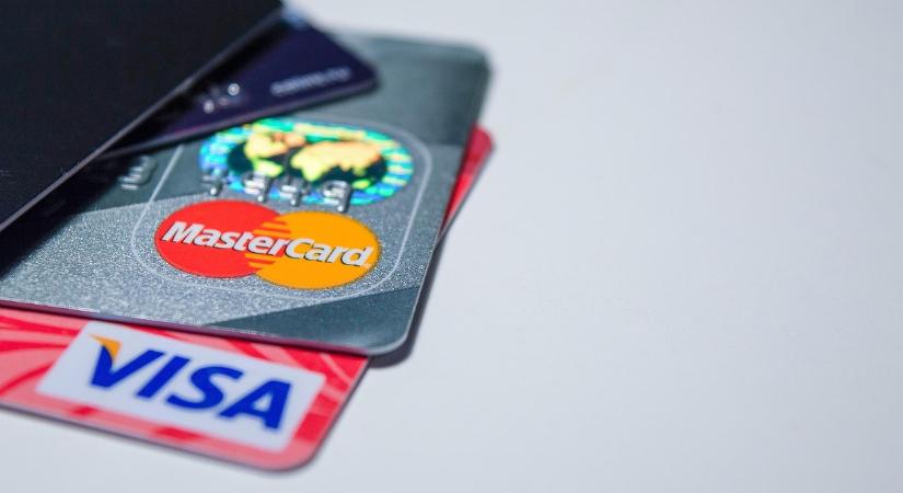 Bankkártyával fizetne a nyaralás alatt? Így spórolhat a legtöbbet