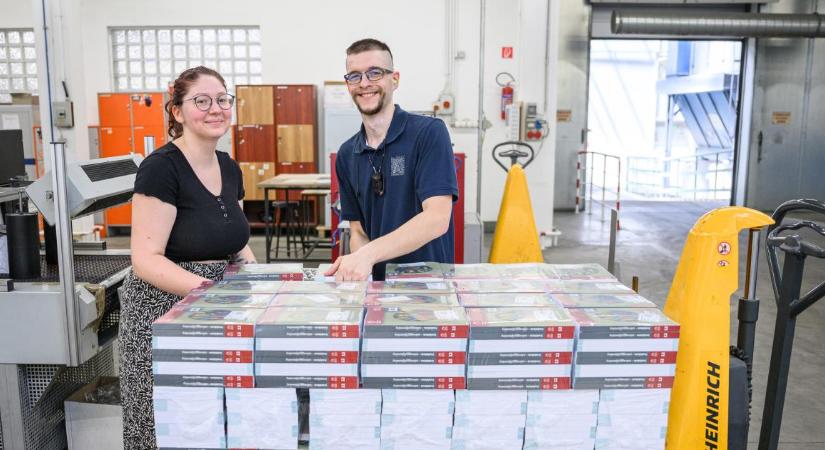 Bár még csak most kezdődött a vakáció, már javában készülnek a jövő évi tankönyvek Debrecenben – fotókkal