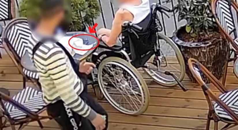 20 perce engedték ki a kapitányságról, rögtön meglopott egy kerekesszékest – videón a nem túl eredeti módszer