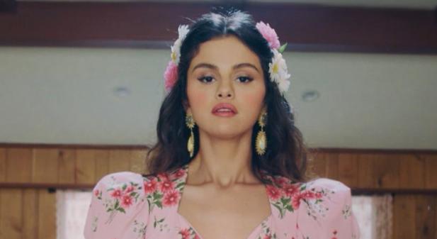 Új, spanyol nyelvű dallal jelentkezett Selena Gomez