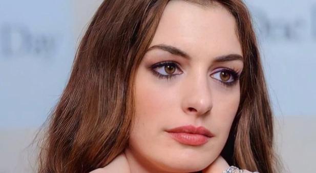 Anne Hathaway bevallotta, utálja a nevét