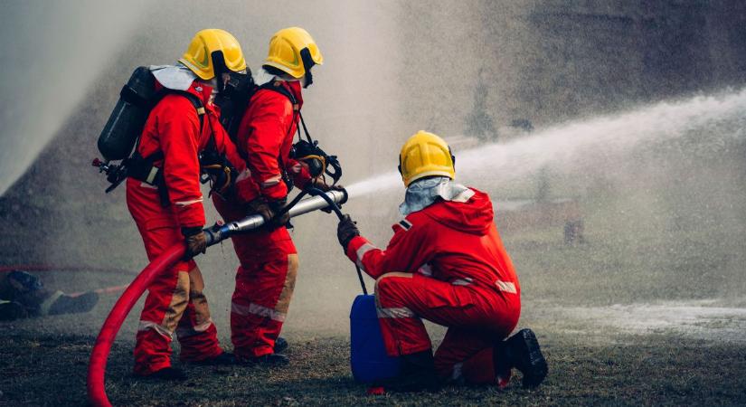Négy vízsugárral oltották el a hatalmas lángokat Baján