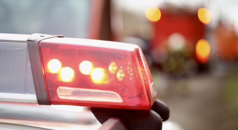 Oldalára borult egy nyerges vontató a vármegyehatár mellett