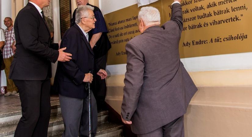 Kőbe vésett történelem Zilahon: Kincs Gyulának állítottak emléket az iskola falán