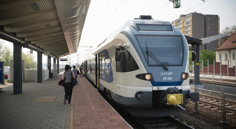 Szerda délután a MÁV-nál: a győri és a miskolci vonalon is elromlott a biztosítórendszer, pótlóbuszok viszik az utasokat
