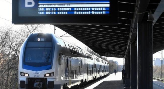 A győri vasútvonalon hosszabb a menetidő és pótlóbuszok közlekednek
