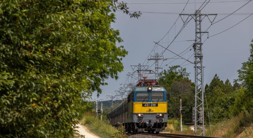 Teljesen felborult a vasúti közlekedés a győri fővonalon egy biztosítóberendezés hibája miatt