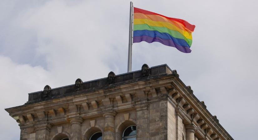 „A Bundestag nem cirkuszi sátor” – kitűzték volna a melegbüszkeség zászlaját a német parlamentre