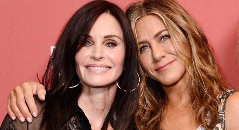 Az 56 éves Jennifer Aniston és a 61 éves Courteney Cox smink nélkül: a Jóbarátok sztárjai együtt fotózkodtak