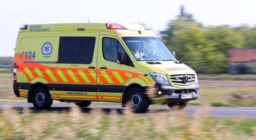 Baleset történt a 3-ason, mentő is érkezett a helyszínre