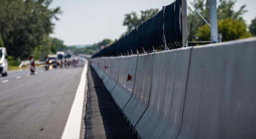 Betonelemeket pakolnak az M7-esen a Balatonnál