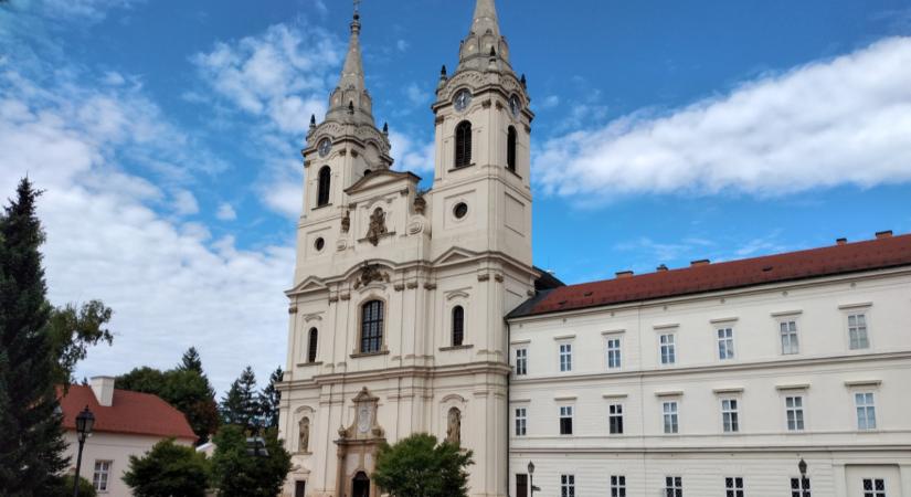 Elképesztő, milyen ereklye került a bakonyi apátságba: 150 éve nem láttak ilyet
