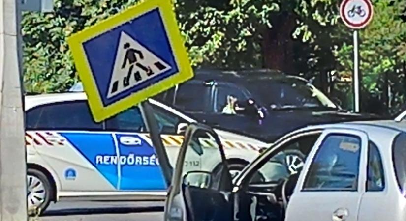 Rendőrségi autó és személyautó ütközött a délutáni csúcsban Nyíregyházán